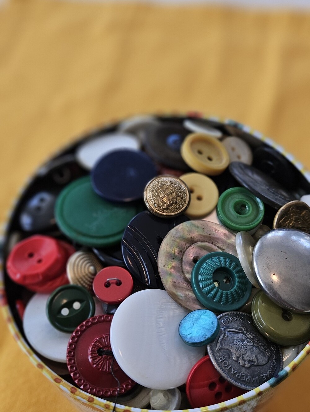 Buttons In Susan Branch Tin - Picture 3 of 6